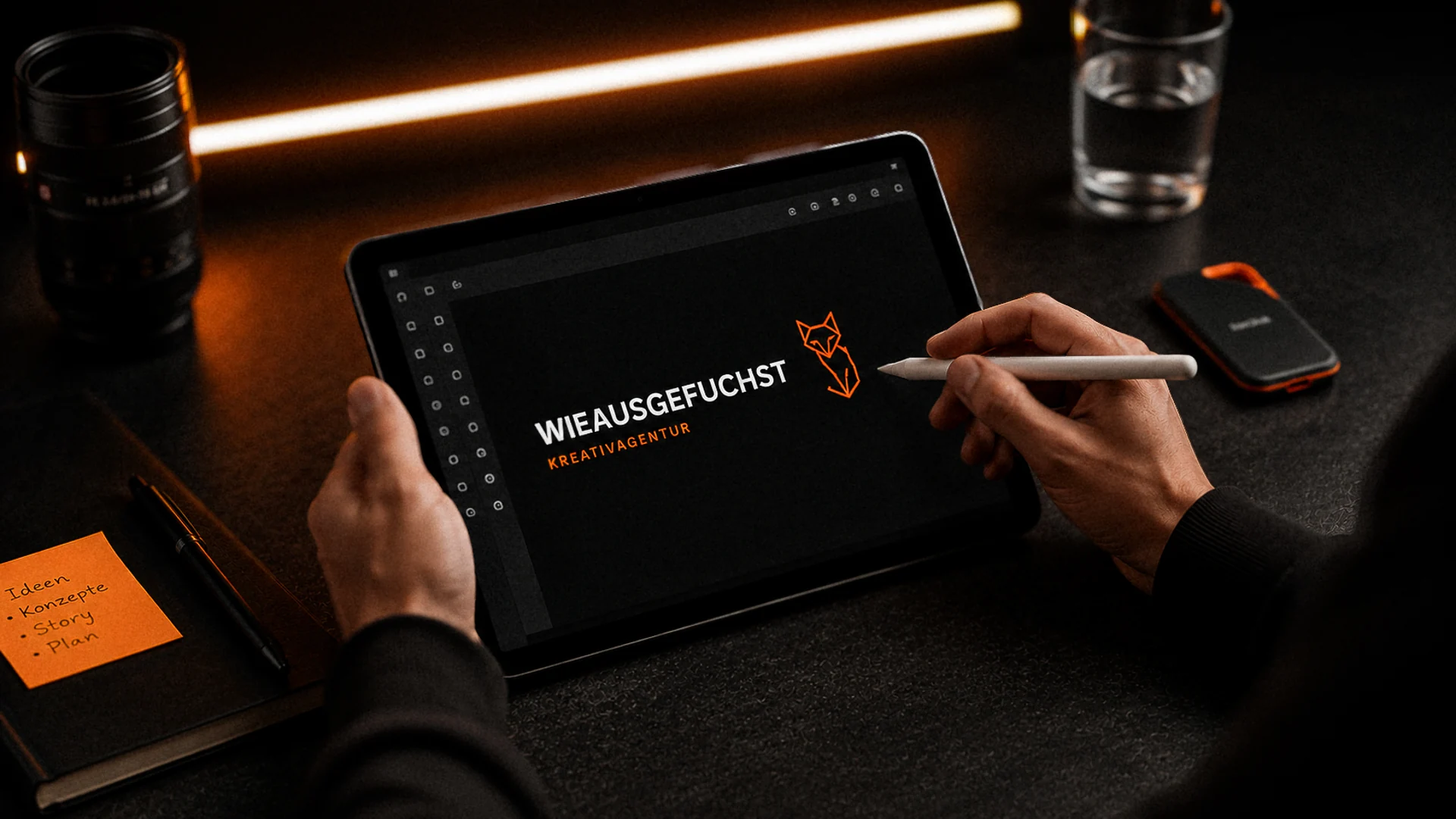 Konzeptphase am Tablet: erste Ideen und das Branding-Konzept für ein neues Projekt entstehen