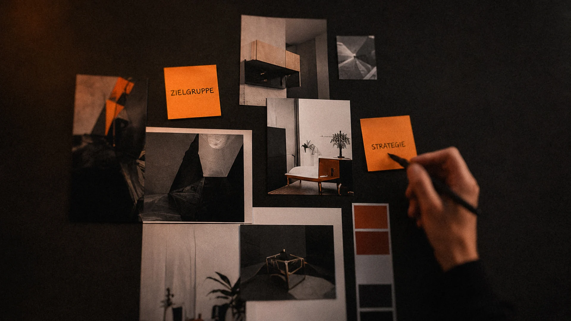 Moodboard mit Zielgruppen- und Strategie-Notizen als Grundlage für die Content-Strategie