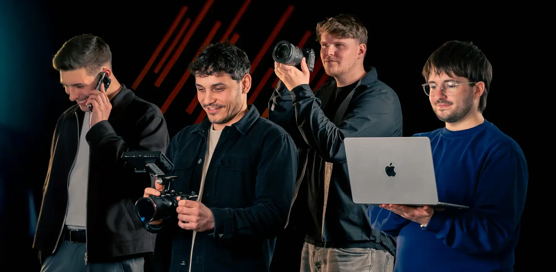 Das Team von Wieausgefuchst bei der Arbeit: Telefon, zwei Kameras und Laptop